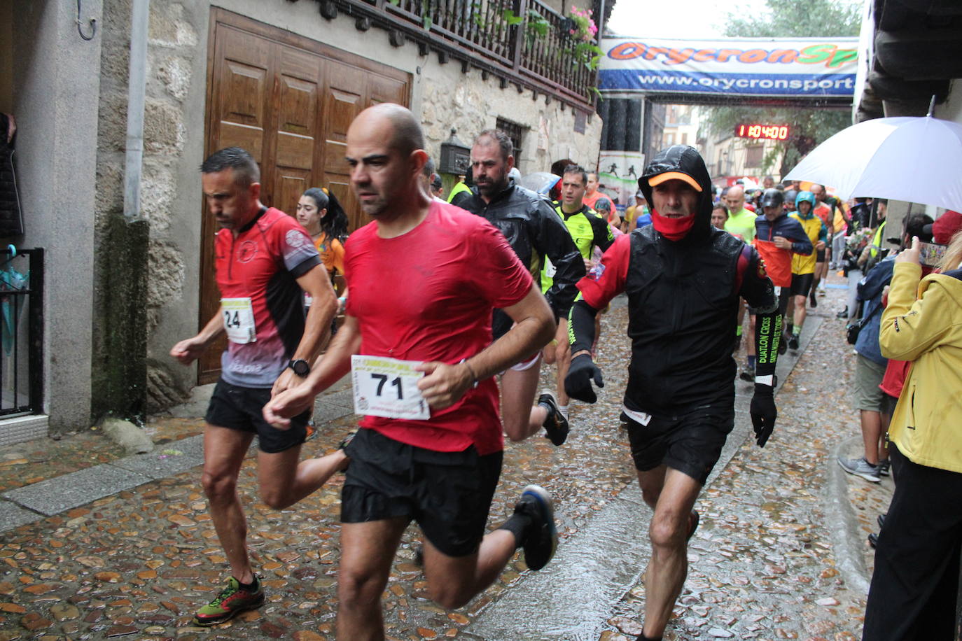 La lluvia no puede con la carrera de los lagares de San Esteban de la Sierra