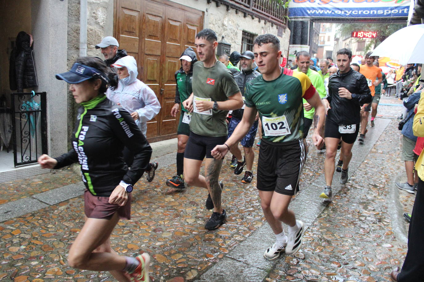 La lluvia no puede con la carrera de los lagares de San Esteban de la Sierra