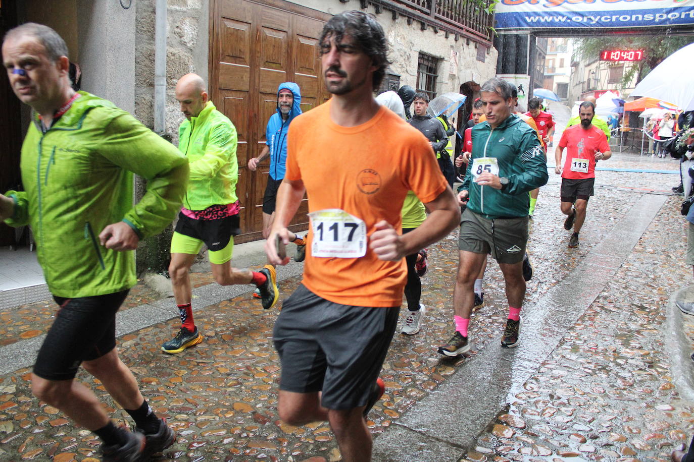 La lluvia no puede con la carrera de los lagares de San Esteban de la Sierra