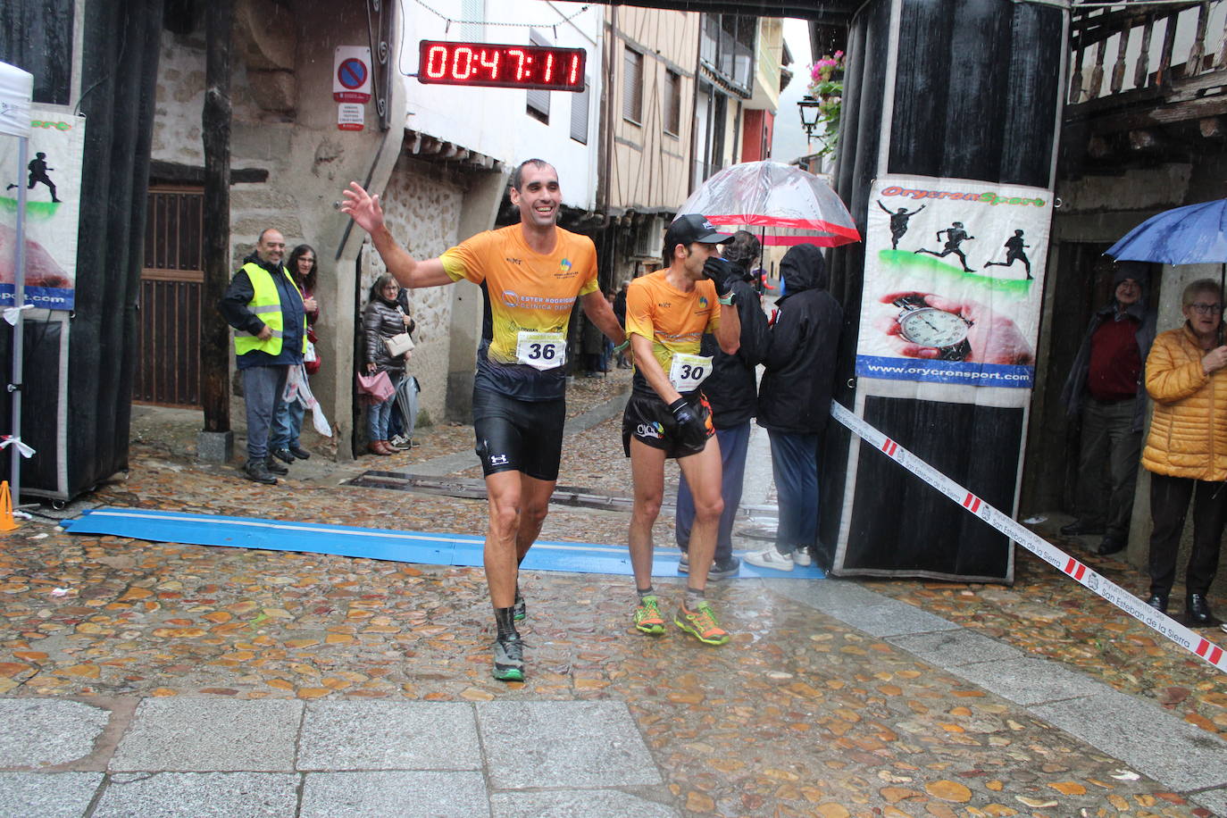 La lluvia no puede con la carrera de los lagares de San Esteban de la Sierra