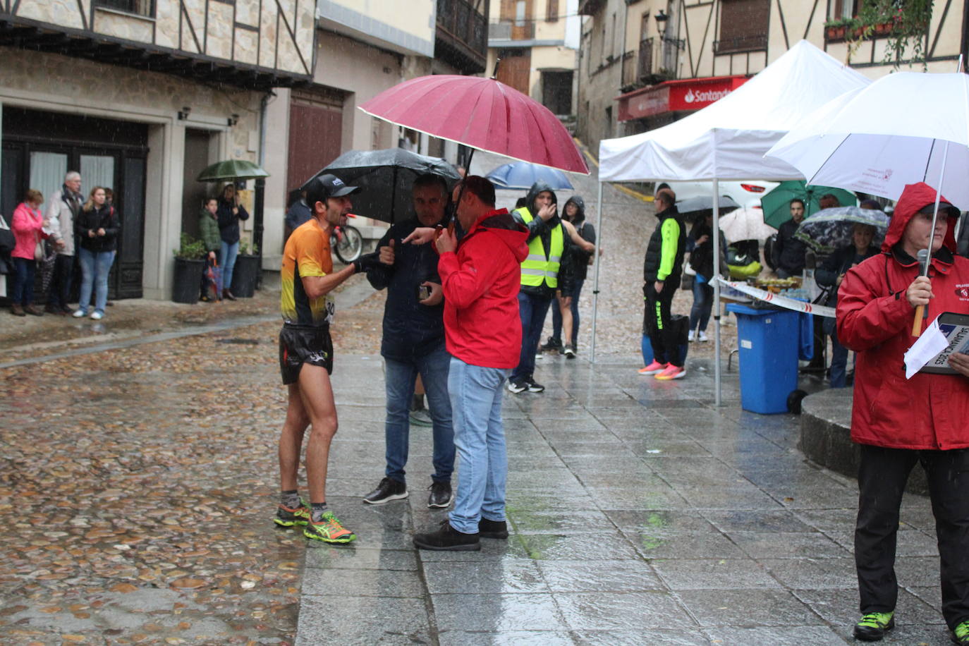 La lluvia no puede con la carrera de los lagares de San Esteban de la Sierra