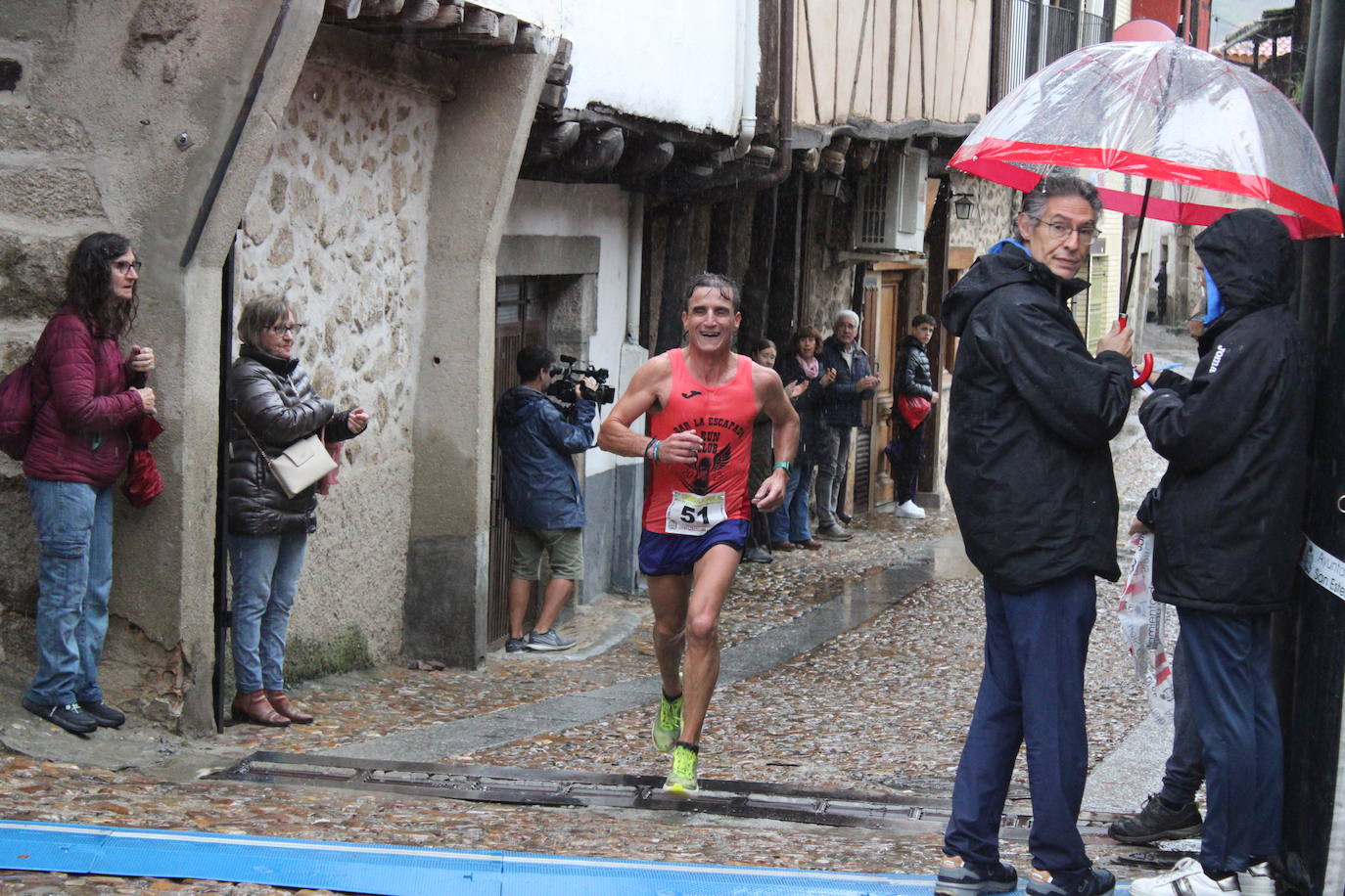La lluvia no puede con la carrera de los lagares de San Esteban de la Sierra