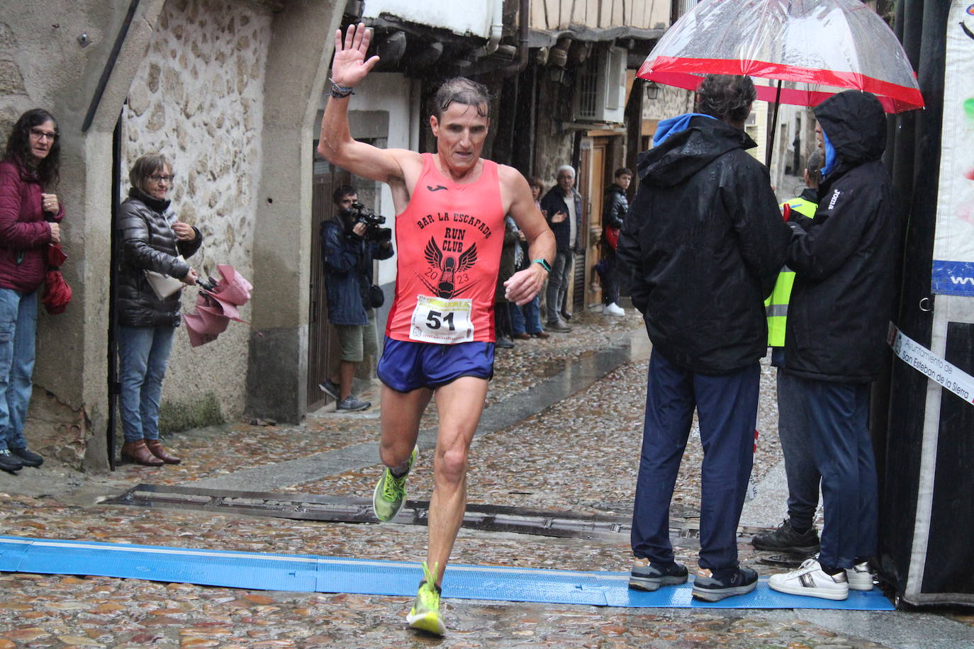 La lluvia no puede con la carrera de los lagares de San Esteban de la Sierra
