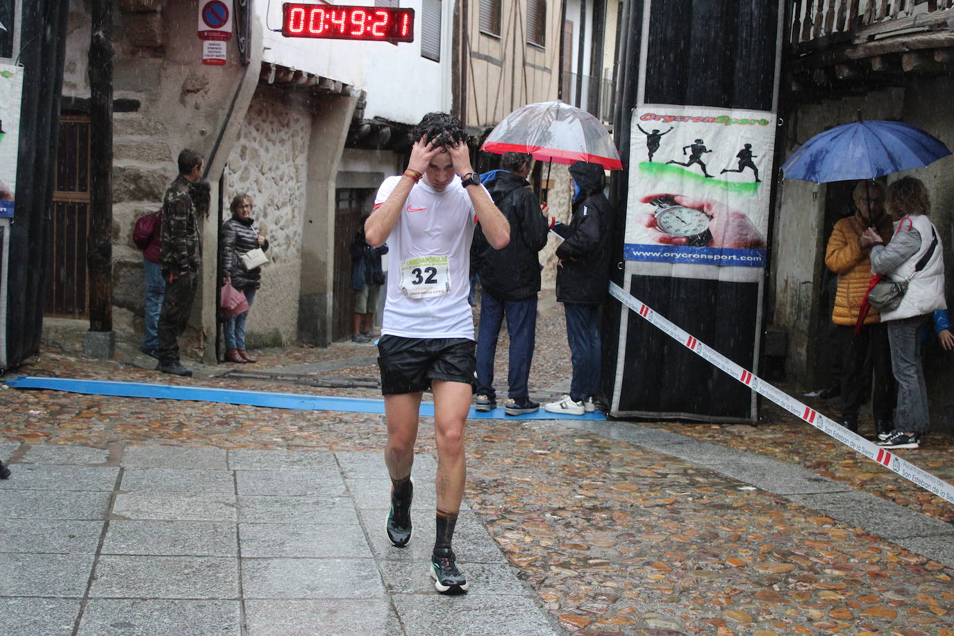 La lluvia no puede con la carrera de los lagares de San Esteban de la Sierra