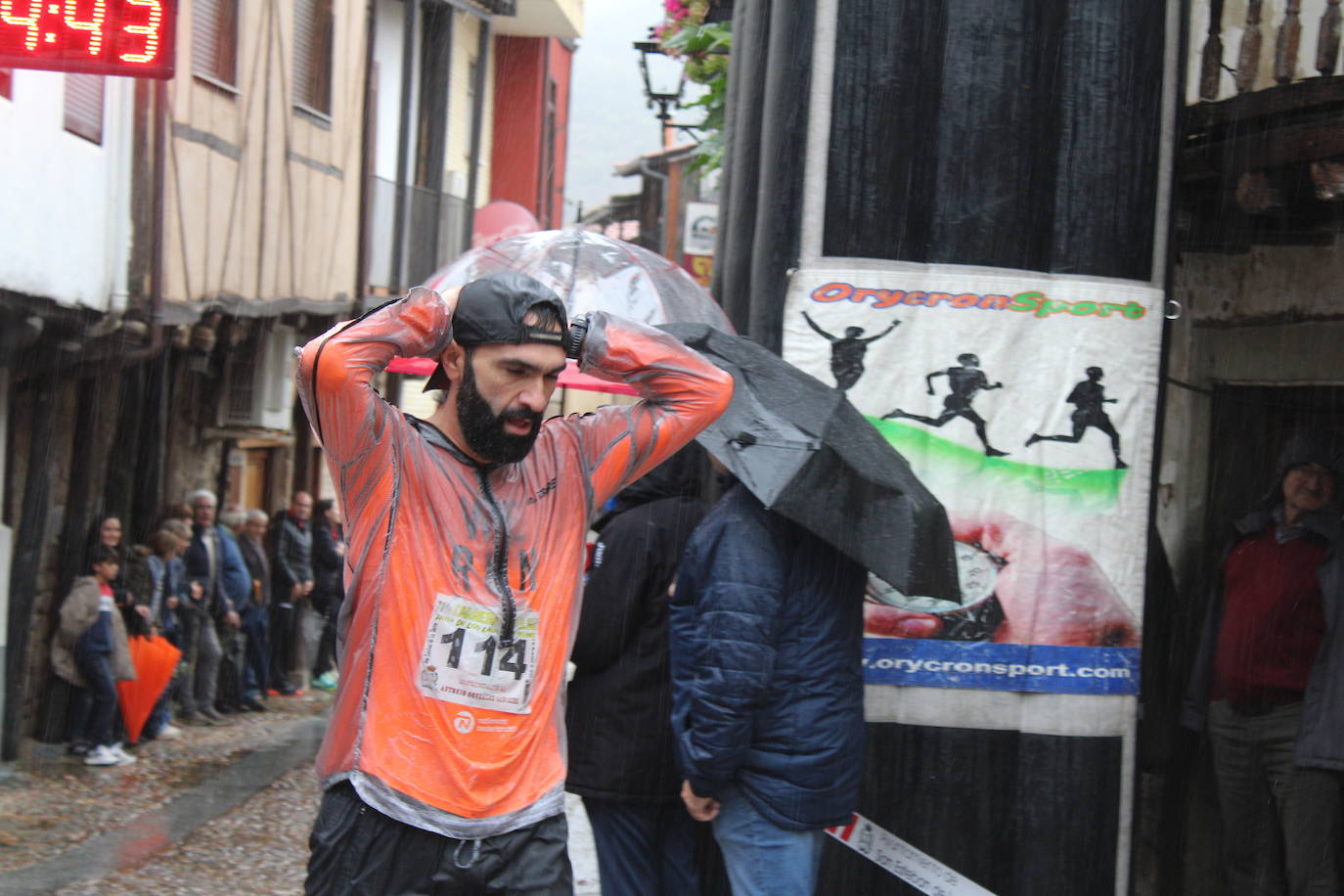 La lluvia no puede con la carrera de los lagares de San Esteban de la Sierra
