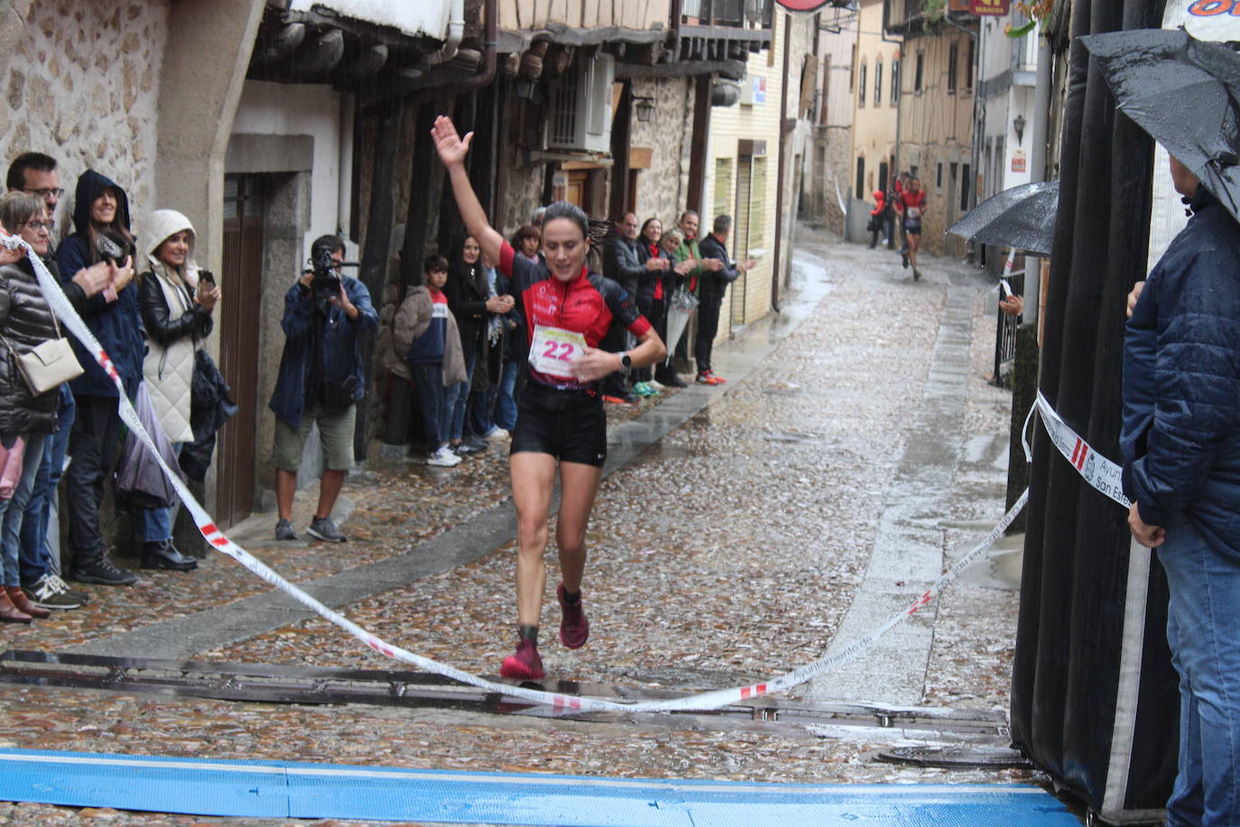 La lluvia no puede con la carrera de los lagares de San Esteban de la Sierra