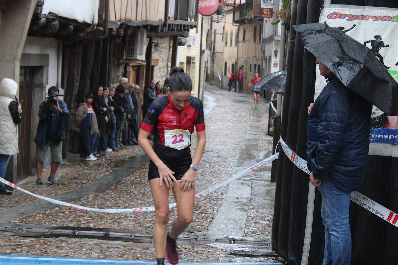 La lluvia no puede con la carrera de los lagares de San Esteban de la Sierra