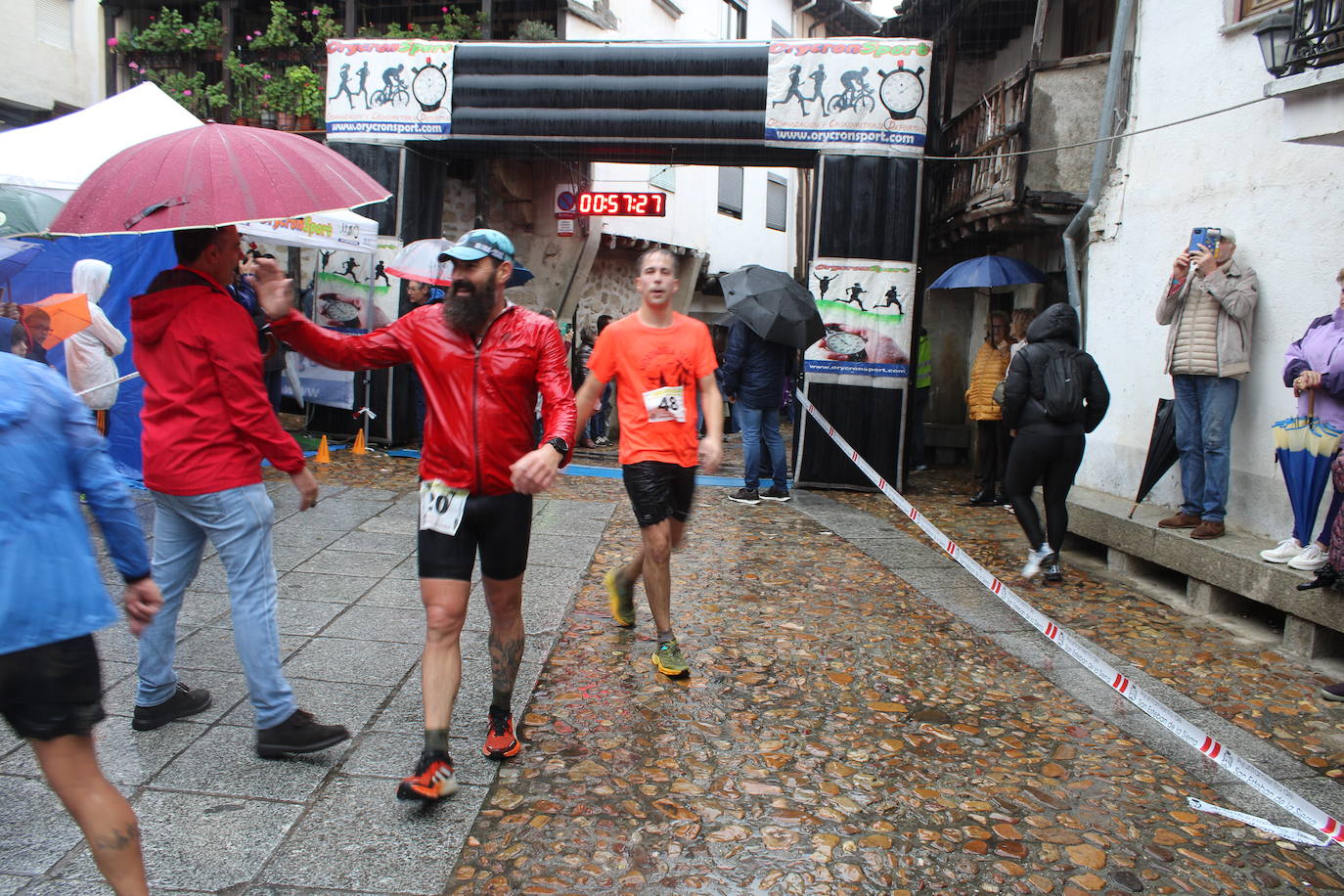 La lluvia no puede con la carrera de los lagares de San Esteban de la Sierra