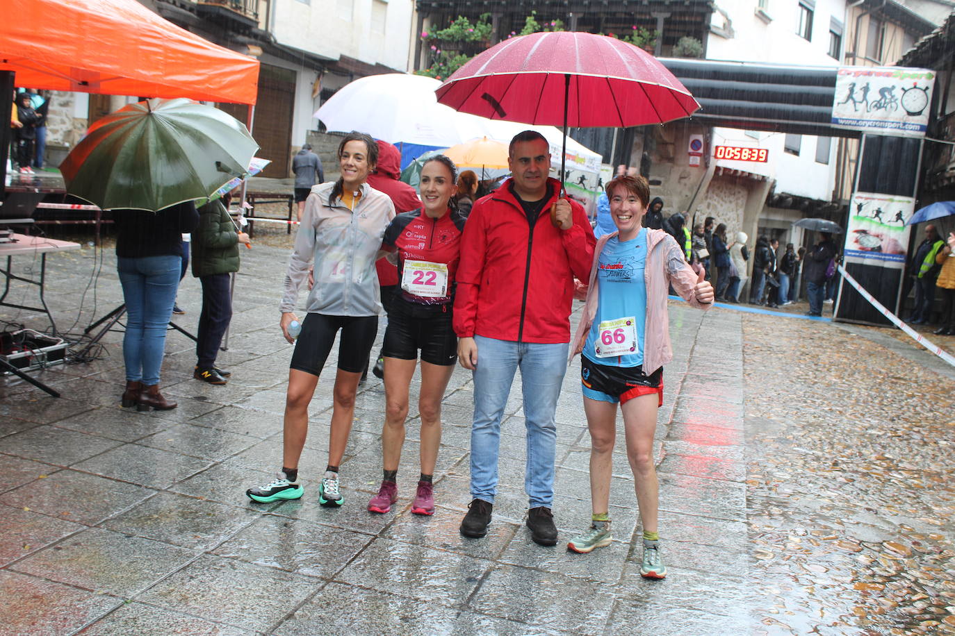 La lluvia no puede con la carrera de los lagares de San Esteban de la Sierra