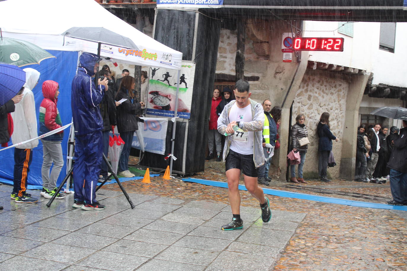 La lluvia no puede con la carrera de los lagares de San Esteban de la Sierra