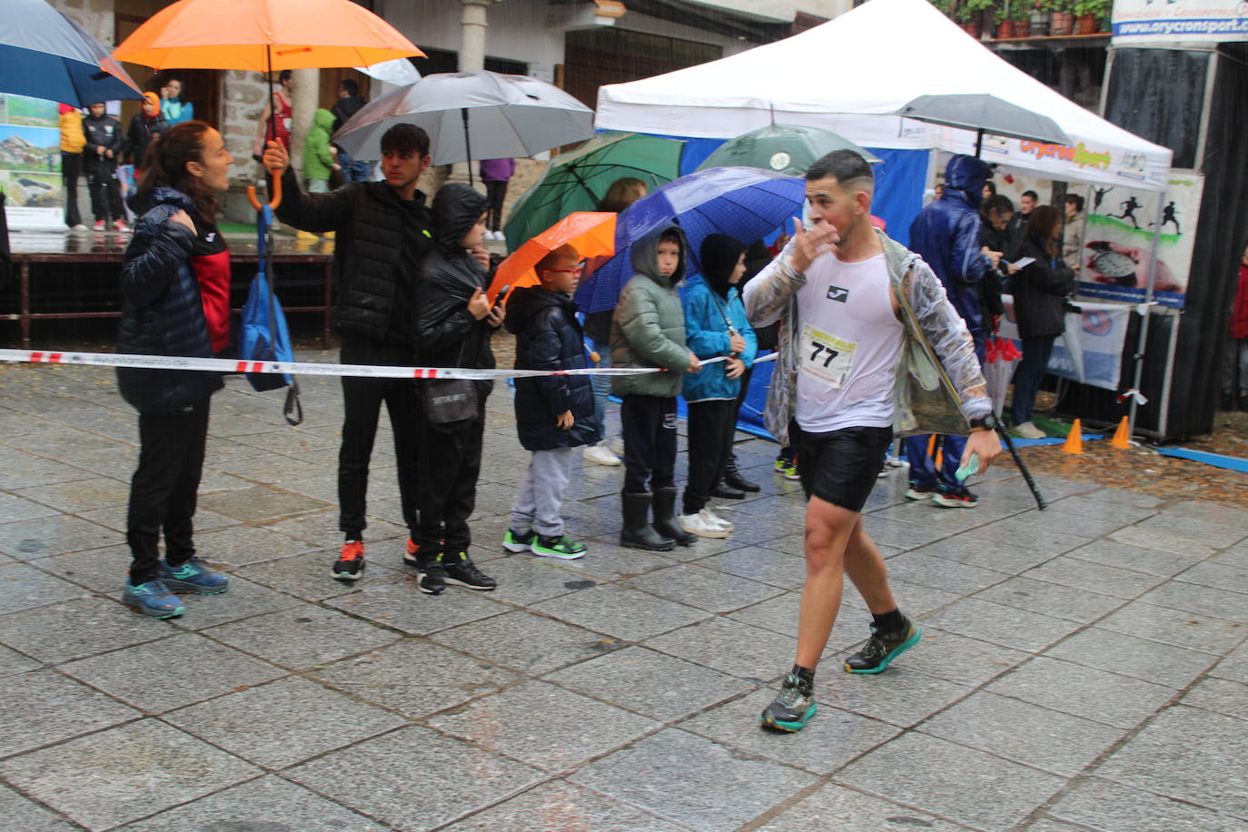 La lluvia no puede con la carrera de los lagares de San Esteban de la Sierra