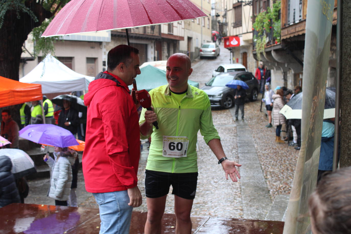La lluvia no puede con la carrera de los lagares de San Esteban de la Sierra
