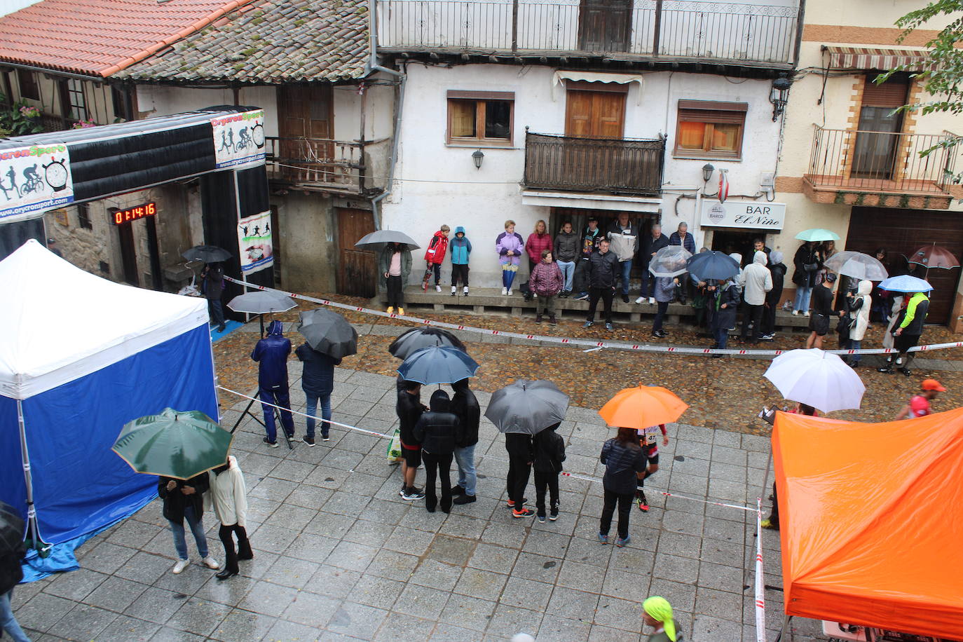 La lluvia no puede con la carrera de los lagares de San Esteban de la Sierra