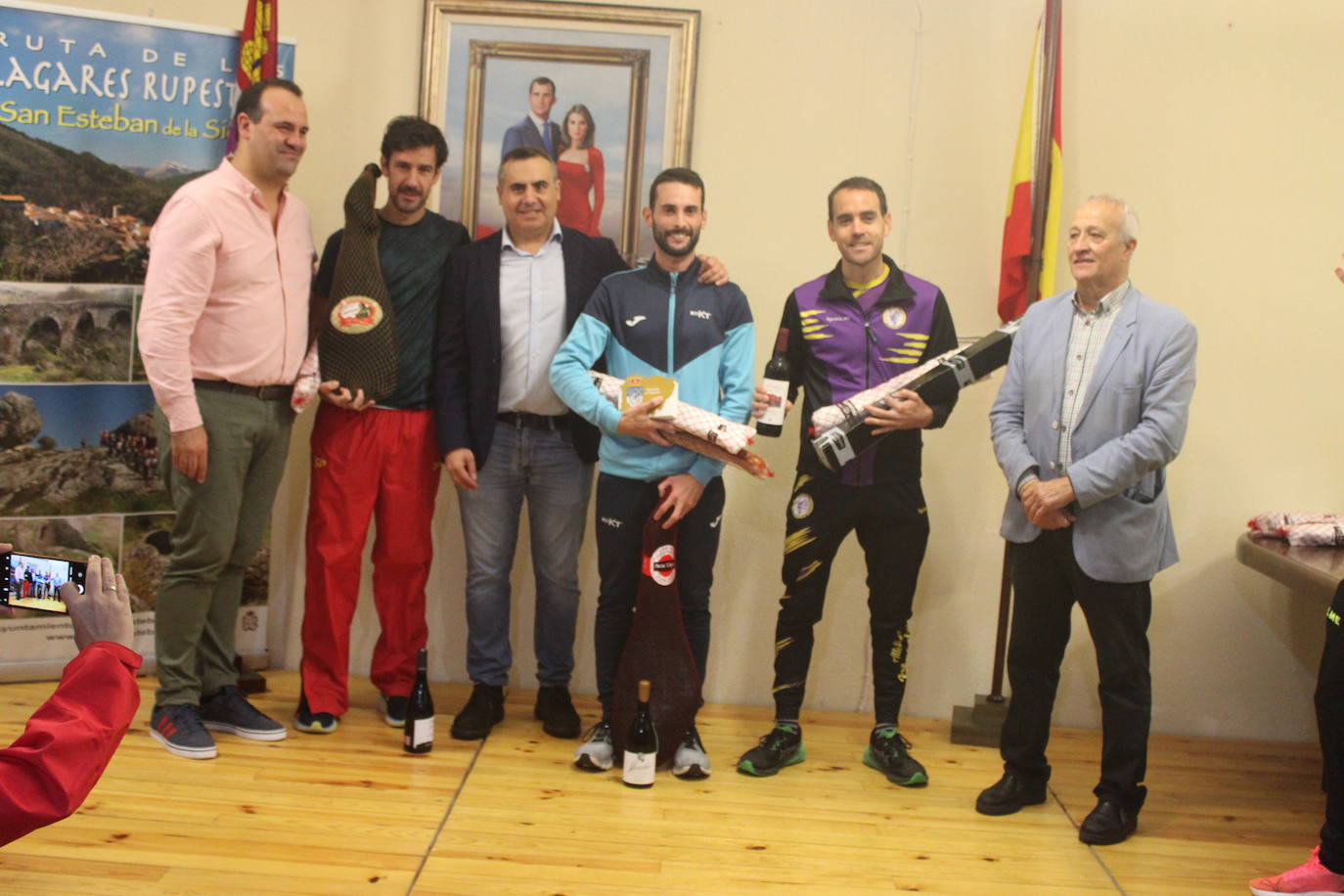 La lluvia no puede con la carrera de los lagares de San Esteban de la Sierra