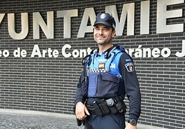 El policía Alfonso Pérez, en las inmediaciones del Ayuntamiento de Santa Marta.