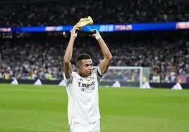 Mbappé brinda la Bota de Oro al Bernabéu.