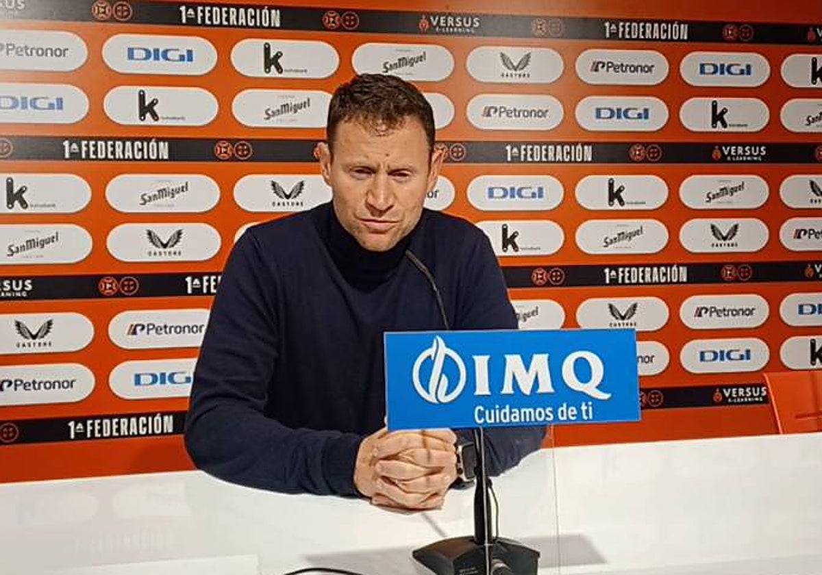 Mario Simón, sobre el jugador local expulsado que siguió en el campo durante unos segundos: «El club tendrá que valorar si tiene que tomar medidas»