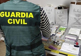 Un agente de la Guardia Civil, con medicamentos incautados dentro de la operación 'Grecofar'.