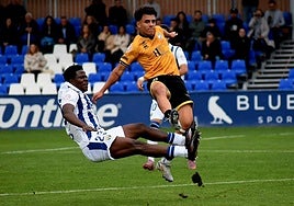 Disputa por controlar el balón durante el encuentro liguero.