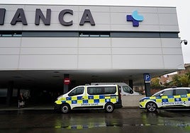 Dotaciones de la Policía Local de Salamanca, en el Hospital.