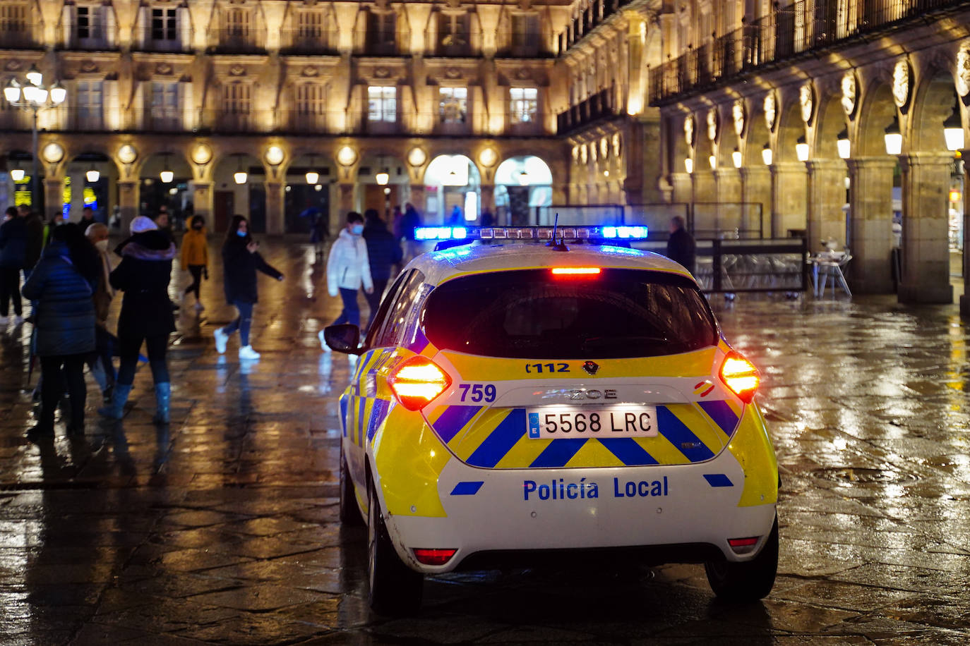 Un coche de la Policía Local de Salamanca, patrullando por la Plaza Mayor.