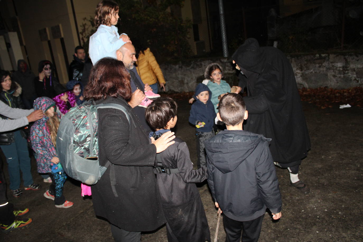 Niños y mayores disfrutan en El Tejado
