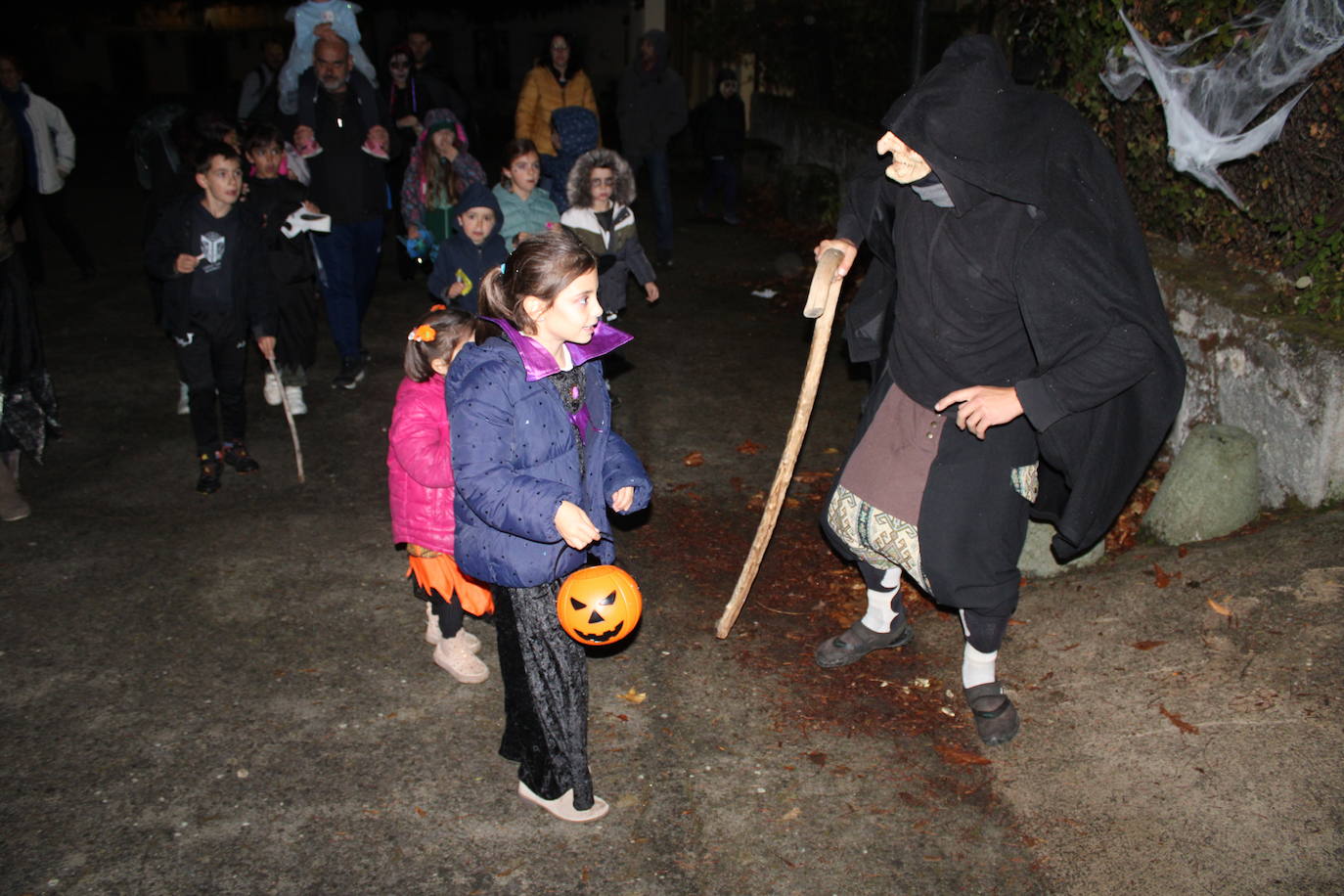 Niños y mayores disfrutan en El Tejado