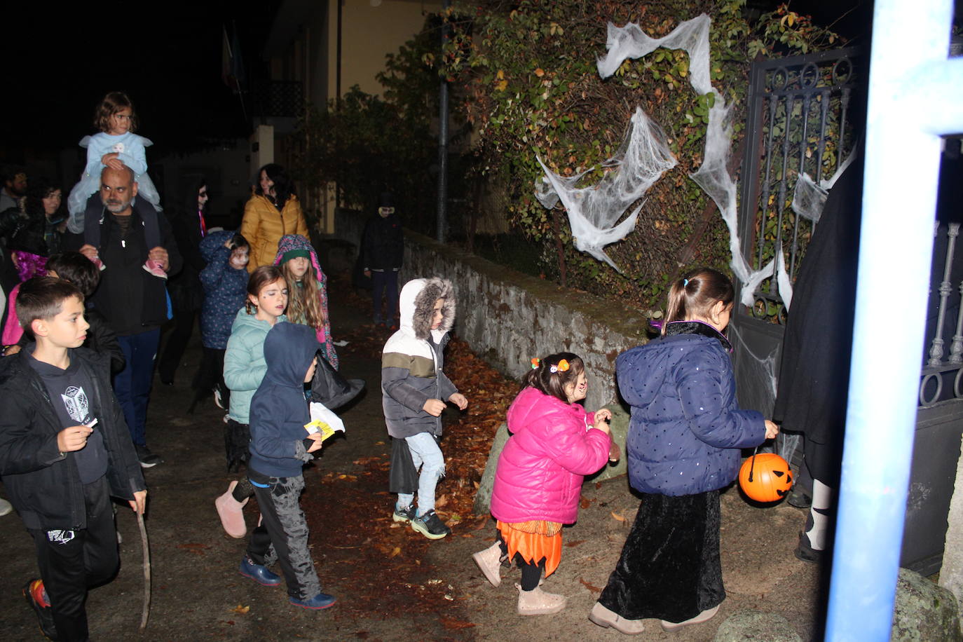 Niños y mayores disfrutan en El Tejado