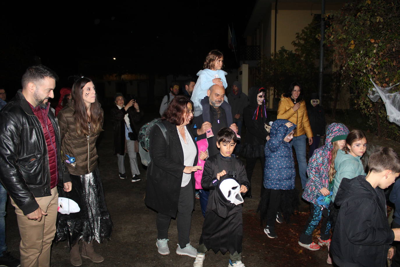 Niños y mayores disfrutan en El Tejado