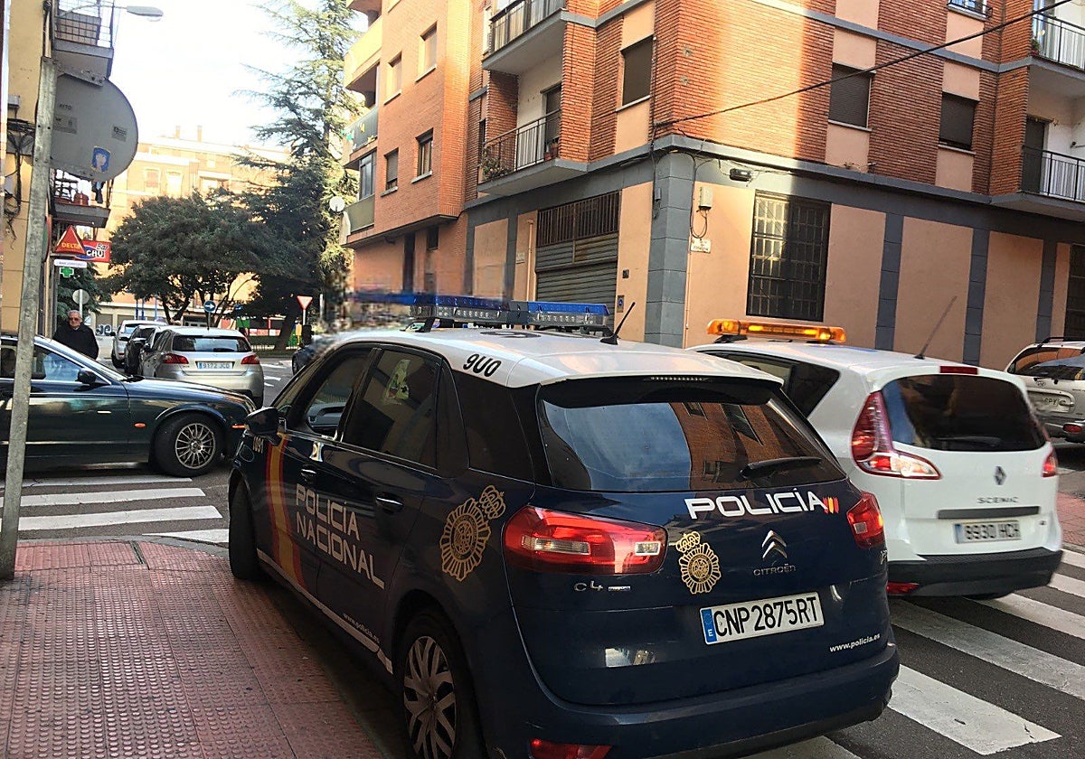 Una dotación de la Policía Nacional, en la calle Fernando de Rojas.