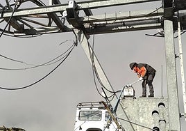 Trabajos en el remonte de la cota superior de La Covatilla.