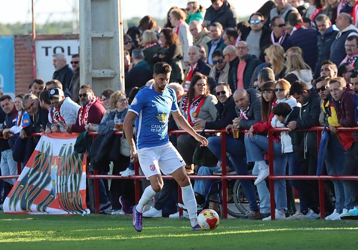 El jugador del Santa Marta Coque conduce el esférico durante el partido ante el Atlético Tordesillas.