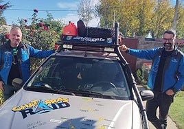 Javier Santos Sánchez y José Amores Sánchez, con el vehículo.