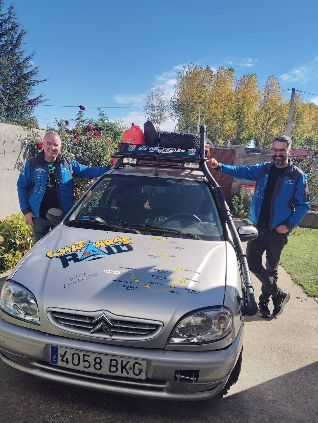 Javier Santos Sánchez y José Amores Sánchez, con el vehículo.