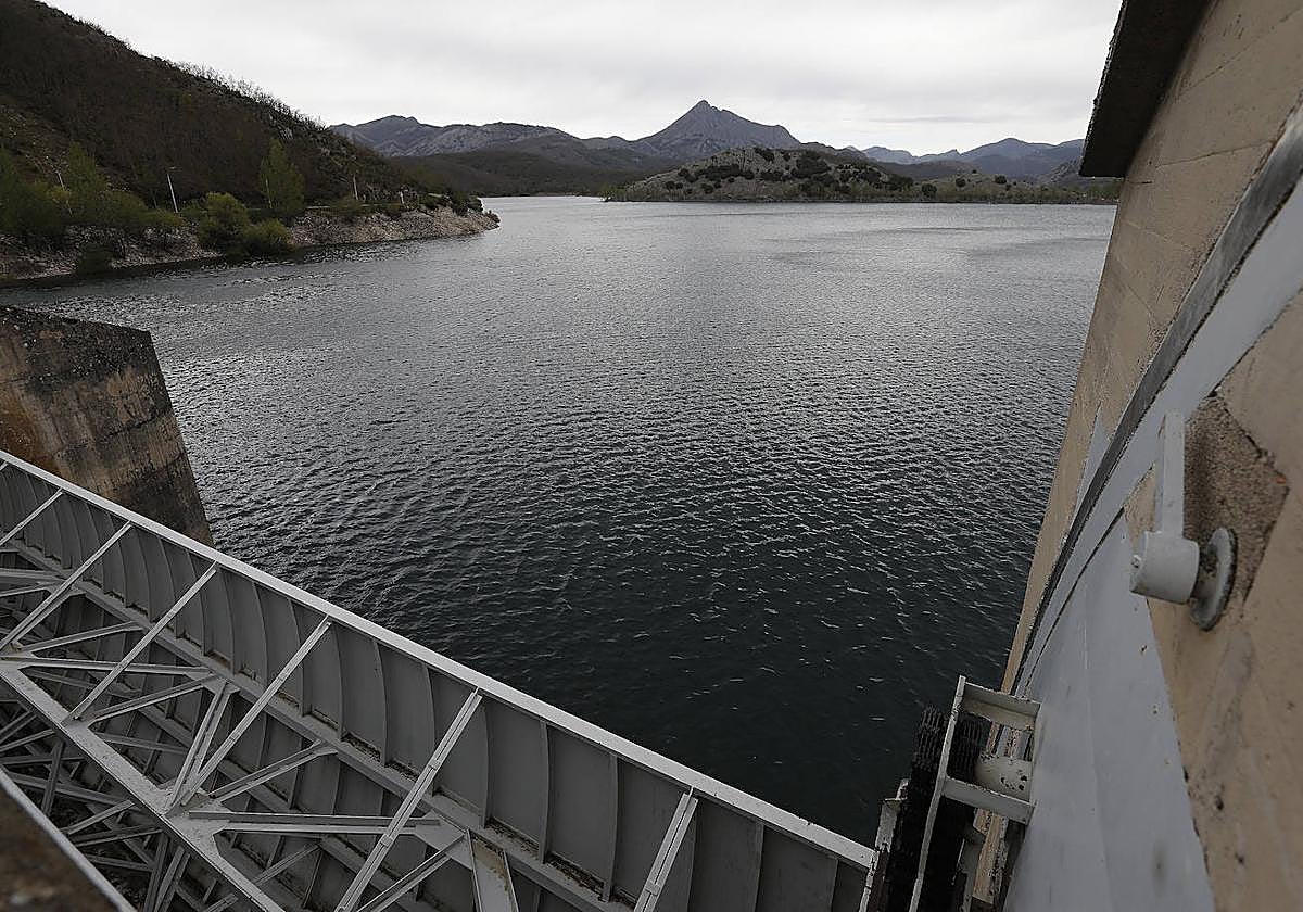 Vista del embalse del río Porma en León.