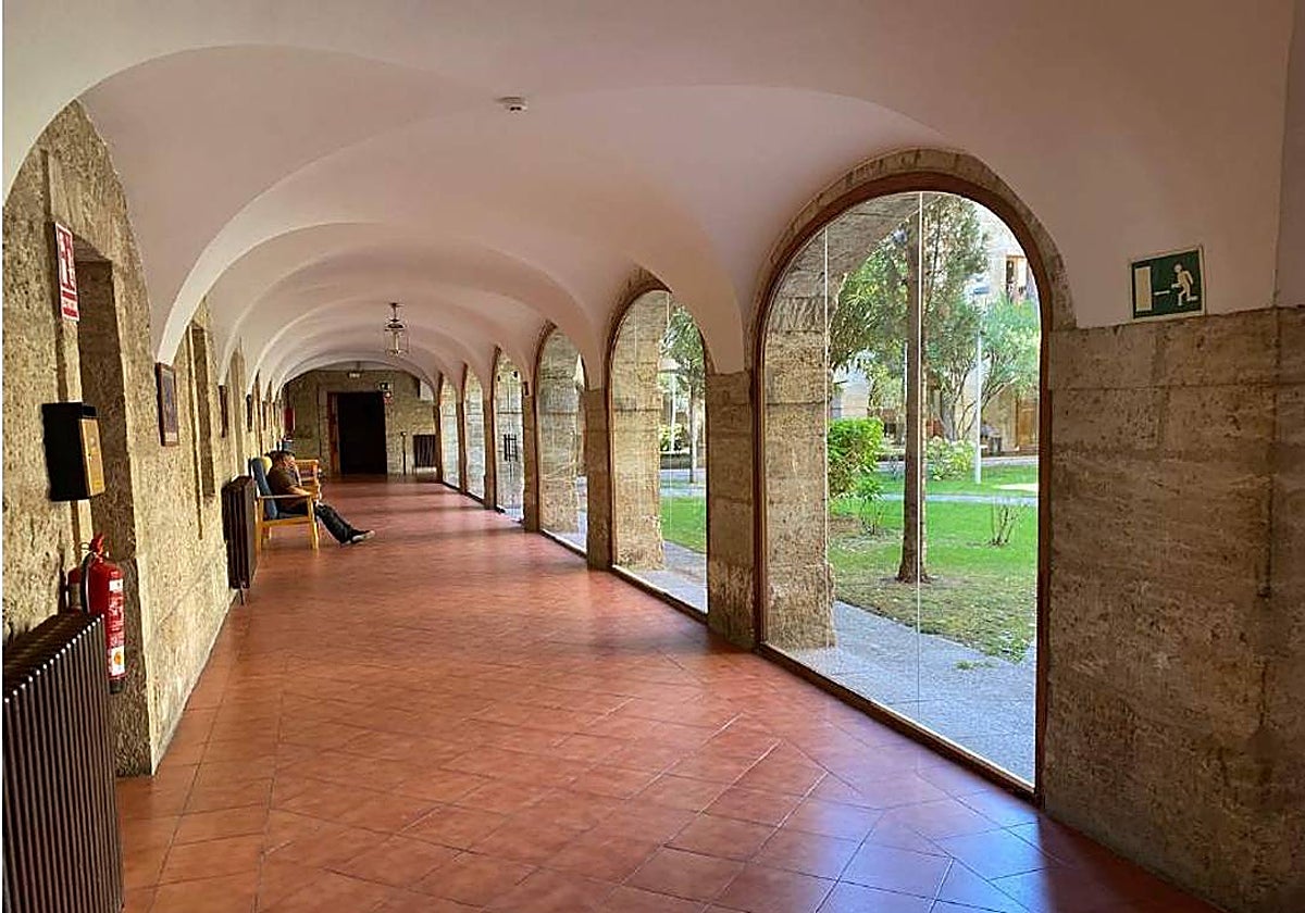 Una de las zonas de ventanas del claustro que será parte de la intervención