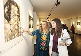 La senadora y catedrática Esther del Brío y la concejala Miryam Rodríguez en la inauguración de la exposición 'Clara Campoamor: la mujer más allá del voto' en la Torre de los Anaya