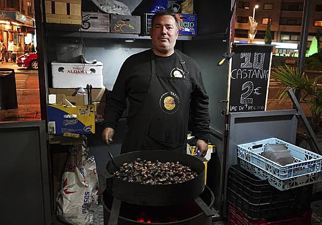 Miguel Ángel Hernández, uno de los castañeros más curtidos de Salamanca.