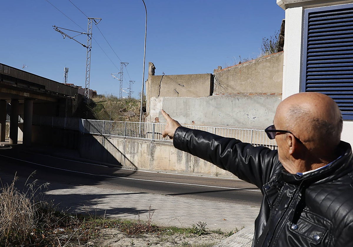 Imagen principal - Más de 20 años a la espera de un derribo que no termina de llegar en la avenida de Lasalle