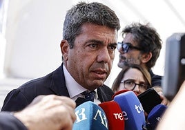 Carlos Mazón, atiende a los medios de comunicación.