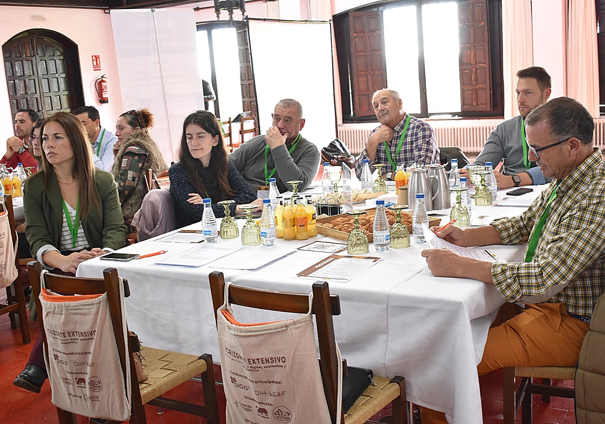 Imagen principal - La Junta apuesta por un campo más competitivo a través de la digitalización y la formación tecnológica