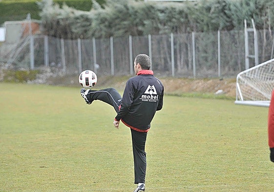 Óscar Cano dando toques a un balón en el campo anexo al Tori, durante su etapa al frente de la UDS.