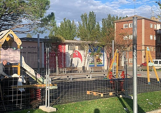 Los empleados municipales proceden al vallado del parque.