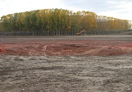 El lugar que ocupaba el yacimiento arqueológico del Castillo de la Torre Mocha en Pelabravo, ahora señalado con una malla de obra.