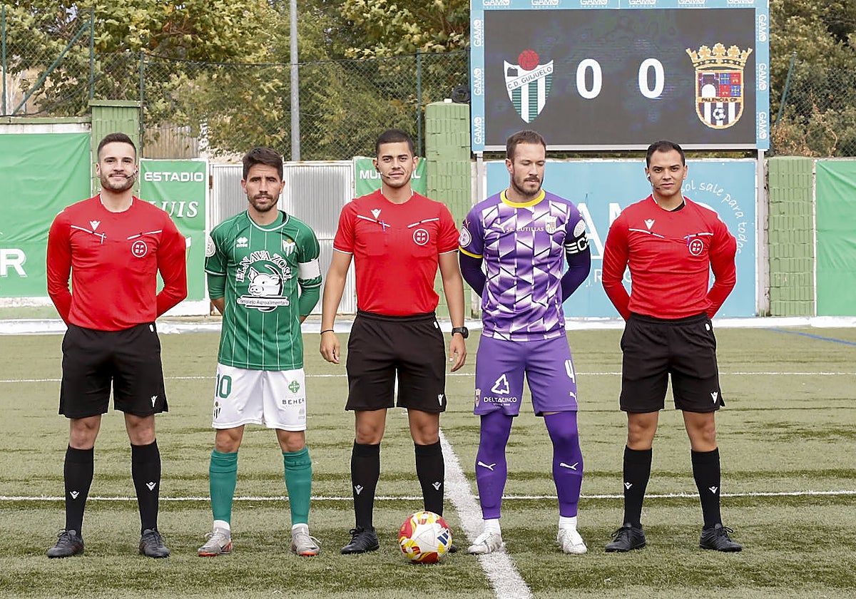 Los capitanes del Guijuelo y Palencia, junto al trío arbitral, antes de poner el balón a rodar en el choque del pasado 19 de octubre.