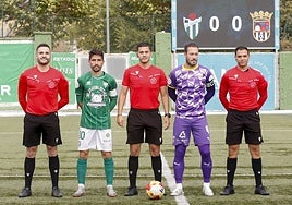 Los capitanes del Guijuelo y Palencia, junto al trío arbitral, antes de poner el balón a rodar en el choque del pasado 19 de octubre.