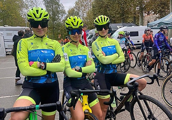 Ciclistas del equipo HyD Ciudad de Salamanca antes de ponerse en marcha.