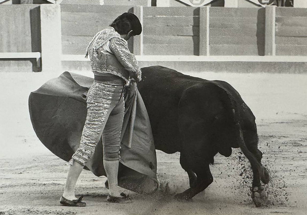 Imagen principal - Tres momentos de actuaciones de Rafael de Paula en la plaza de toros de La Glorieta. 