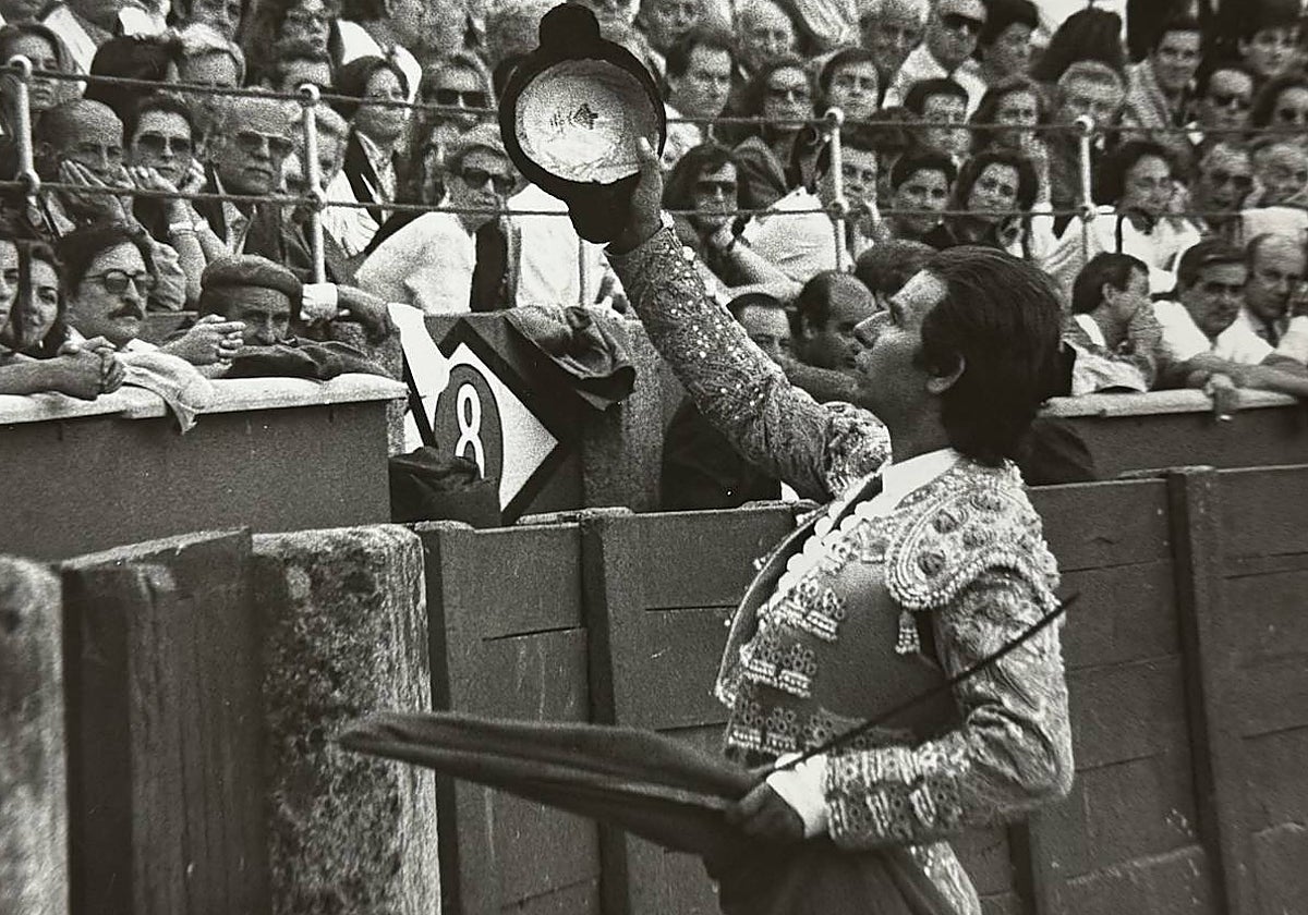 Rafael de Paula pide permiso a la presidencia antes de comenzar una faena en La Glorieta.