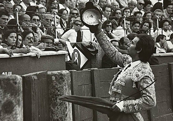 Rafael de Paula pide permiso a la presidencia antes de comenzar una faena en La Glorieta.